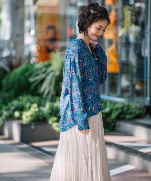 Munich（ミューニック）の「フラワープリントキーネックブラウス（シャツ/ブラウス・レディース・ブラック/ブルー/キナリ・FREE）」の18枚目の写真