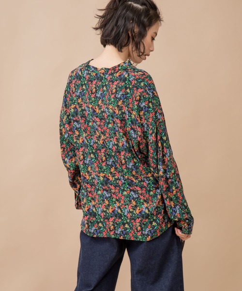 Munich（ミューニック）の「フラワープリントキーネックブラウス（シャツ/ブラウス・レディース・ブラック/ブルー/キナリ・FREE）」の5枚目の写真