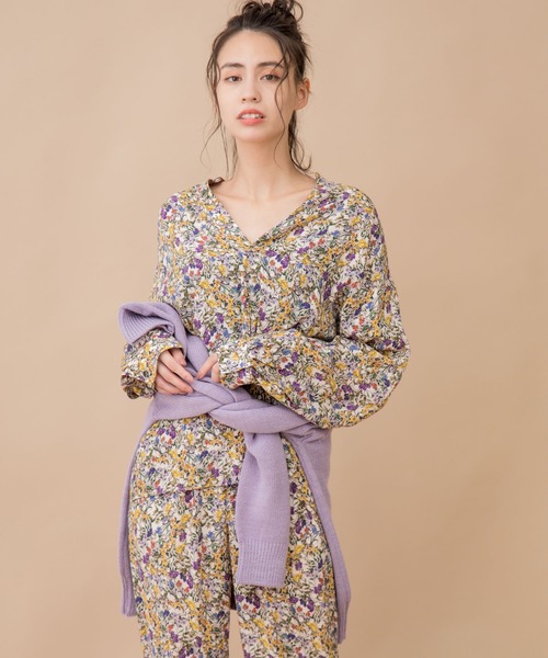 Munich（ミューニック）の「フラワープリントキーネックブラウス（シャツ/ブラウス・レディース・ブラック/ブルー/キナリ・FREE）」の16枚目の写真