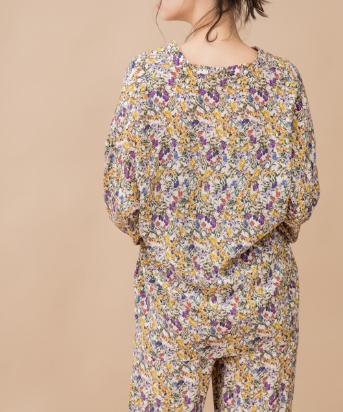 Munich（ミューニック）の「フラワープリントキーネックブラウス（シャツ/ブラウス・レディース・ブラック/ブルー/キナリ・FREE）」の9枚目の写真