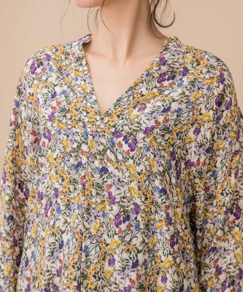 Munich（ミューニック）の「フラワープリントキーネックブラウス（シャツ/ブラウス・レディース・ブラック/ブルー/キナリ・FREE）」の6枚目の写真