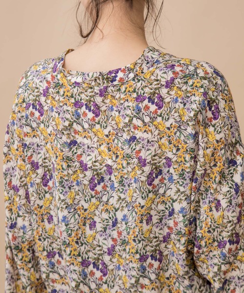 Munich（ミューニック）の「フラワープリントキーネックブラウス（シャツ/ブラウス・レディース・ブラック/ブルー/キナリ・FREE）」の17枚目の写真