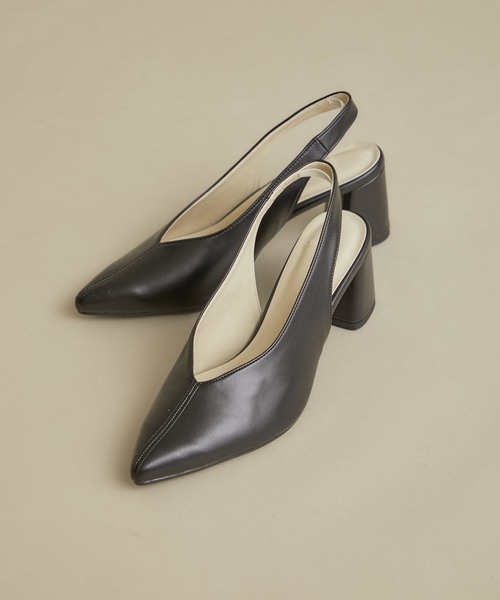 STUDIOUS(ステュディオス)の「【STUDIOUS】アーモンドカットパンプス(パンプス・レディース・グレイッシュベージュ/ブラック・1/2)」の2枚目の写真