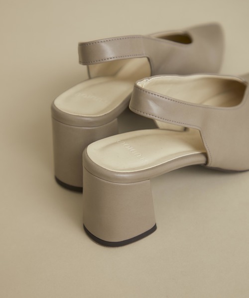 STUDIOUS(ステュディオス)の「【STUDIOUS】アーモンドカットパンプス(パンプス・レディース・グレイッシュベージュ/ブラック・1/2)」の3枚目の写真