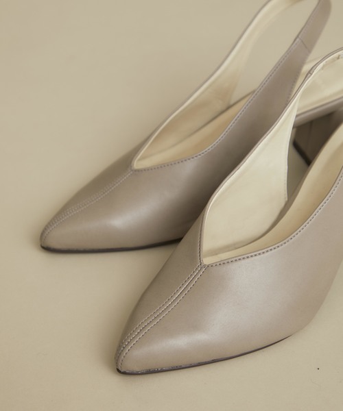STUDIOUS(ステュディオス)の「【STUDIOUS】アーモンドカットパンプス(パンプス・レディース・グレイッシュベージュ/ブラック・1/2)」の6枚目の写真