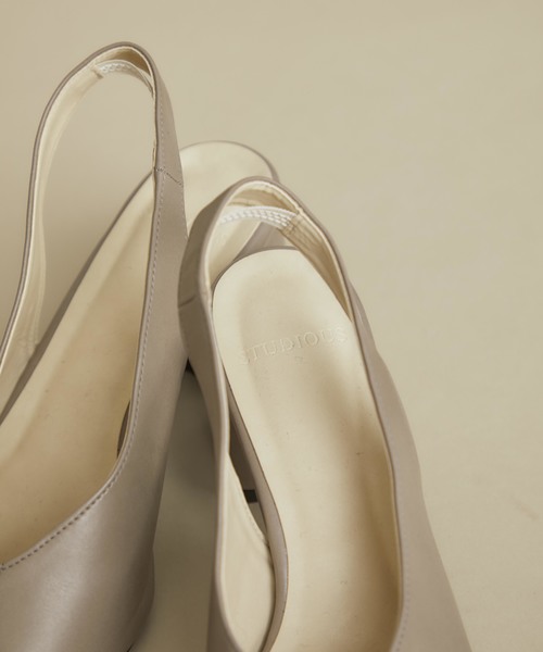 STUDIOUS(ステュディオス)の「【STUDIOUS】アーモンドカットパンプス(パンプス・レディース・グレイッシュベージュ/ブラック・1/2)」の7枚目の写真