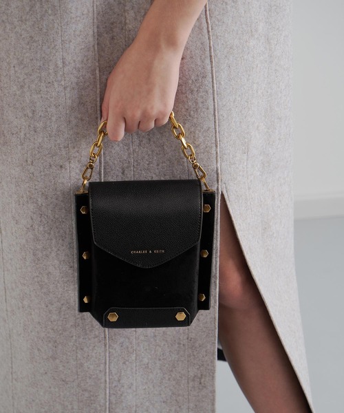 CHARLES & KEITH(チャールズ & キース)の「スタッズド テクスチャードバッグ / Studded Textured Bag(ショルダーバッグ・レディース・ブラック/イエロー/ローズ・S)」の4枚目の写真