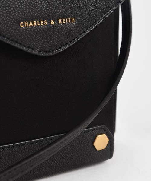 CHARLES & KEITH(チャールズ & キース)の「スタッズド テクスチャードバッグ / Studded Textured Bag(ショルダーバッグ・レディース・ブラック/イエロー/ローズ・S)」の13枚目の写真