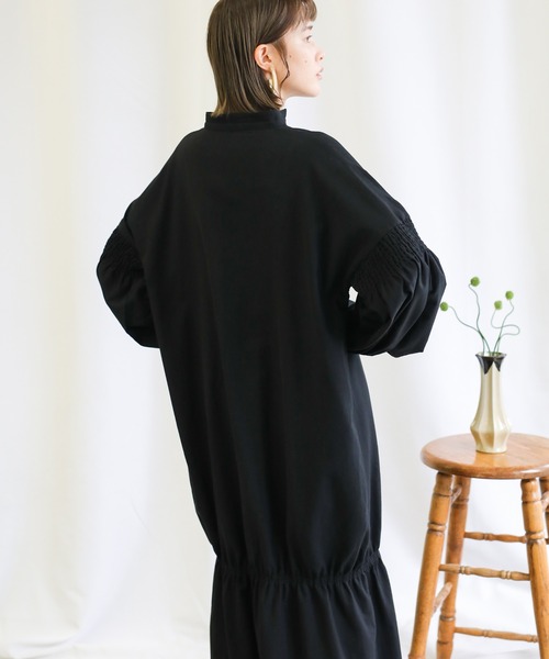 select MOCA(セレクトモカ)の「2021 SS ボリュームスリーブシャーリングワンピース(ワンピース・レディース・ライトベージュ/ターメリック/ブラック・FREE)」の9枚目の写真