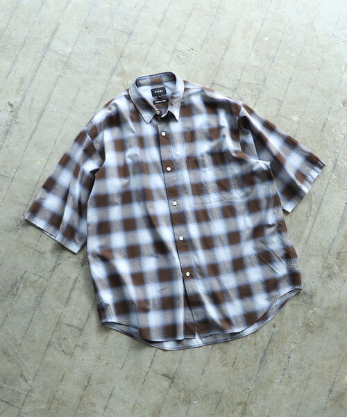 BEAMS（ビームス）の「BEAMS / オンブレチェック イージー ショートスリーブ シャツ（シャツ/ブラウス・メンズ・ブラック/ブラウン・SMALL/MEDIUM/LARGE/X-LARGE）」の10枚目の写真