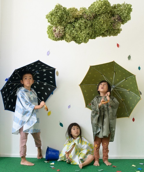 392 plusm（サンキューニプリュスエム）の「kids rain poncho_maru (cb) - 641959（レインコート/ポンチョ・キッズ・ブラック/ブラウン/カーキ・S/M）」の7枚目の写真