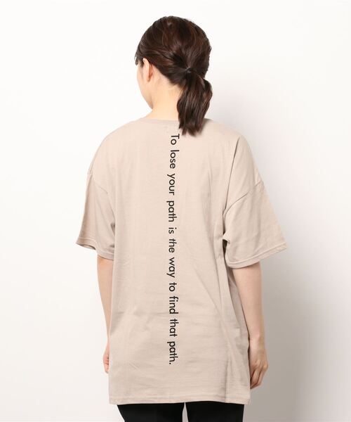 アパルトモン購入 マッキントッシュ 23SS オーバーサイズTシャツ ベージュ MATCH&more(マッチアンドモア)の「バック縦プリントオーバー