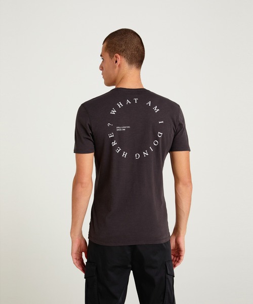 SISLEY(シスレー)の「型押し半袖Tシャツ・カットソー(Tシャツ/カットソー・メンズ・ホワイト/ホワイト系その他/ネイビー・SMALL/MEDIUM/LARGE/X-LARGE)」の3枚目の写真