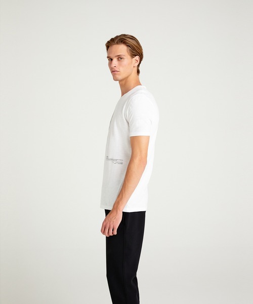 SISLEY(シスレー)の「型押し半袖Tシャツ・カットソー(Tシャツ/カットソー・メンズ・ホワイト/ホワイト系その他/ネイビー・SMALL/MEDIUM/LARGE/X-LARGE)」の5枚目の写真