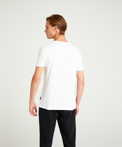 SISLEY(シスレー)の「型押し半袖Tシャツ・カットソー(Tシャツ/カットソー・メンズ・ホワイト/ホワイト系その他/ネイビー・SMALL/MEDIUM/LARGE/X-LARGE)」の6枚目の写真