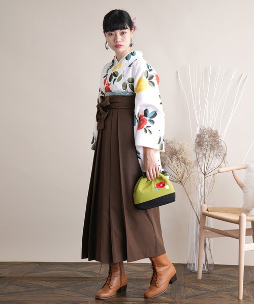 utatane（ウタタネ）の「袴セット 白地にぽってり柘榴（着物）」 - WEAR 