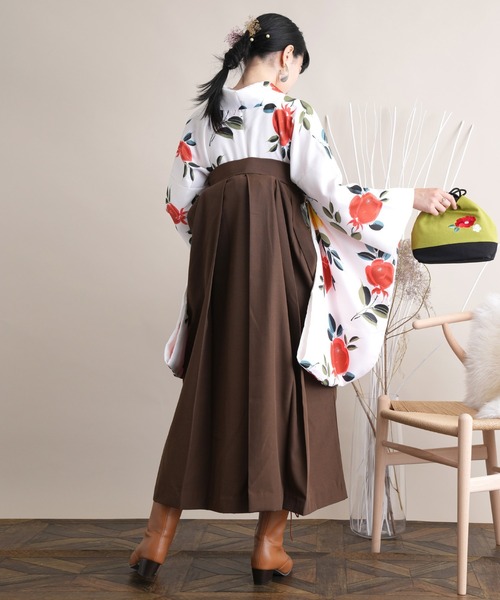 utatane（ウタタネ）の「袴セット 白地にぽってり柘榴（着物）」 - WEAR 