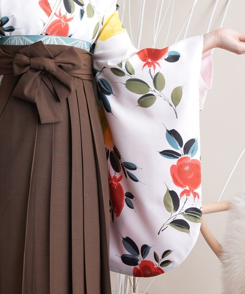 utatane（ウタタネ）の「袴セット 白地にぽってり柘榴（着物）」 - WEAR