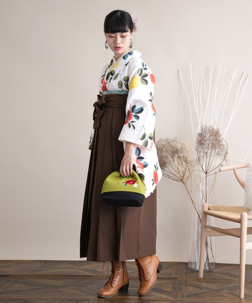 utatane（ウタタネ）の「袴セット 白地にぽってり柘榴（着物）」 - WEAR