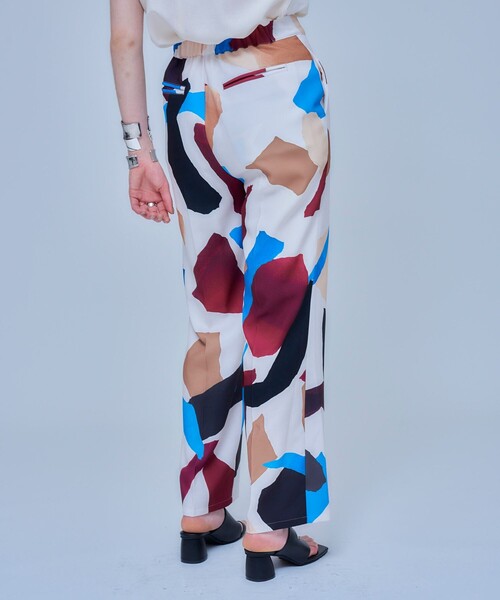 UNITED TOKYO（ユナイテッドトウキョウ）の「ブラッシュマークスプリントパンツ（スラックス・レディース・アイボリー/ブラック・2/1）」の11枚目の写真