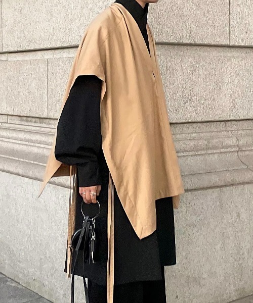 renya made in INTER FACTORY（レンヤメイドインインターファクトリー）の「ファッションインフルエンサー renya - side cord poncho vest / サイドコードポンチョベスト　made in INTER FACTORY（その他トップス・メンズ・ベージュ/ブラック・FREE）」の5枚目の写真