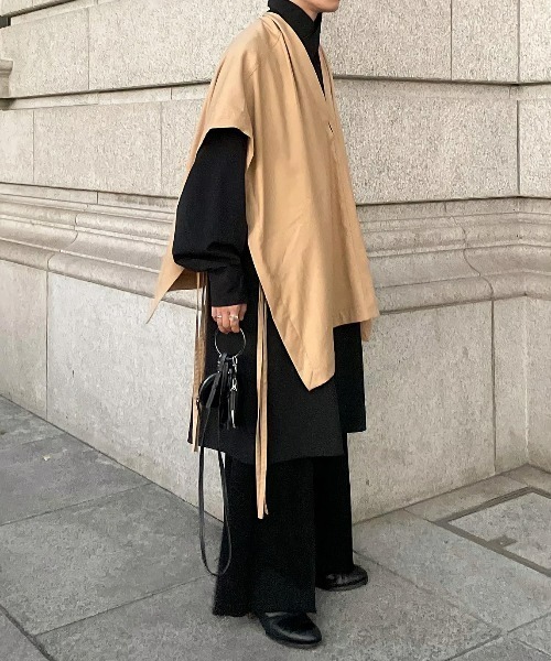 renya made in INTER FACTORY（レンヤメイドインインターファクトリー）の「ファッションインフルエンサー renya - side cord poncho vest / サイドコードポンチョベスト　made in INTER FACTORY（その他トップス・メンズ・ベージュ/ブラック・FREE）」の13枚目の写真