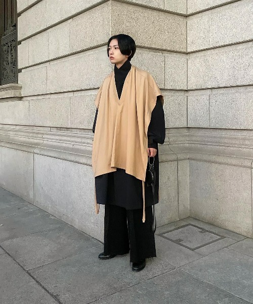 renya made in INTER FACTORY（レンヤメイドインインターファクトリー）の「ファッションインフルエンサー renya - side cord poncho vest / サイドコードポンチョベスト　made in INTER FACTORY（その他トップス・メンズ・ベージュ/ブラック・FREE）」の14枚目の写真