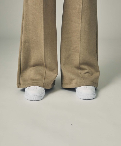 CITY TOKYO（シティトウキョウ）の「吊り裏毛プレミアムスウェットフレアパンツ（スウェットパンツ・レディース・ベージュ/オフホワイト/ライトブルーグレー・1/2）」の7枚目の写真
