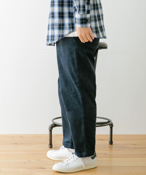 ITEMS URBANRESEARCH（アイテムズ アーバンリサーチ）の「コーデュロイ テーパードパンツ（その他パンツ・メンズ・ブラック/ネイビー/グレー/オフホワイト・MEDIUM/LARGE）」の16枚目の写真