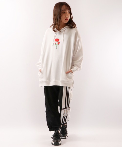 k.u.i(ケーユーアイ)の「胸バラ刺繍ビッグサイズパーカー(パーカー・メンズ・ホワイト×レッド/ホワイト×ブルー・M/L)」の3枚目の写真