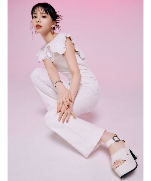 EMODA（エモダ）の「フレアデニムサロペット（サロペット/オーバーオール・レディース・ホワイト/ブラック/インディゴブルー・SMALL/MEDIUM）」の5枚目の写真