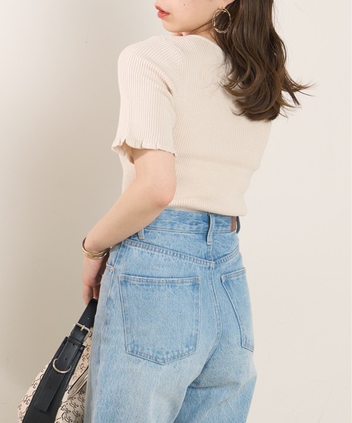 Chico（チコ）の「5分袖フロントねじり裾フリルリブニット