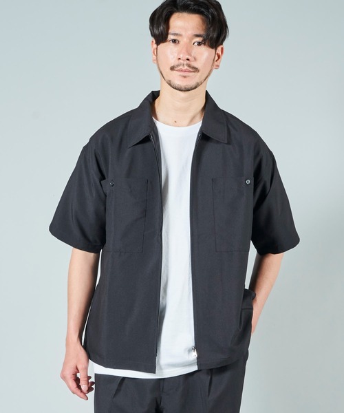 ADPOSION(アドポーション)の「【セットアップ対応】ドライポリエステル ビッグシルエット ジップアップ半袖シャツ(シャツ/ブラウス・メンズ・グリーン/ブラック/ベージュ/ブルー・MEDIUM/X-LARGE/LARGE)」の2枚目の写真
