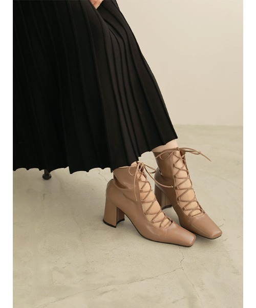 ACYM（アシーム）の「Lace up open ブーツ（ブーツ・レディース・ブラウン/アイボリー・SMALL/LARGE/MEDIUM）」の2枚目の写真