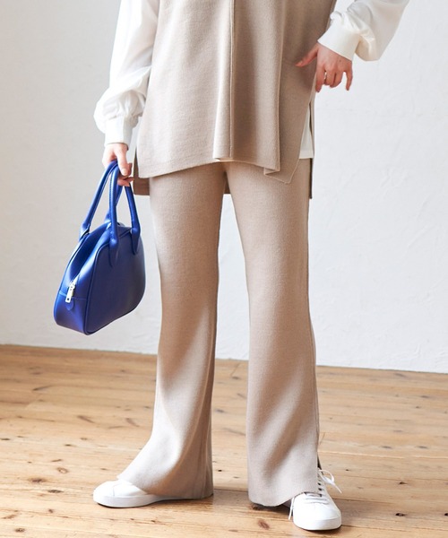 STYLEBLOCK(スタイルブロック)の「サイドスリットミラノリブニットフレアパンツ(その他パンツ・レディース・ダークグリーン/ブラック/アイボリー/ピンク系その他/グレイッシュベージュ・FREE)」の4枚目の写真