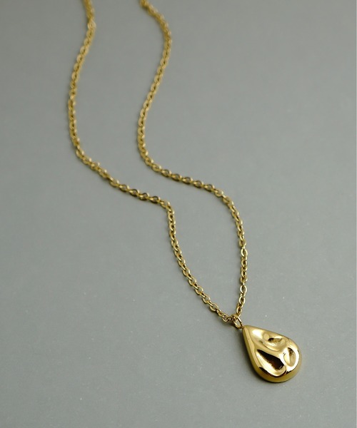 ieLS(イエルズ)の「金属アレルギー対応「ieLS」ステンレス ドロップチャームネックレス(ネックレス・メンズ・ゴールド/シルバー・ONE SIZE)」の4枚目の写真
