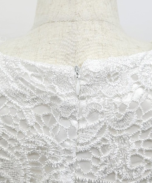 DAY CLOSET（デイ クローゼット）の「キッズ ノースリーブバックリボン刺繍レースチュールドレス（ドレス・キッズ・ホワイト・110cm/140cm/150cm/130cm/120cm/160cm）」の2枚目の写真