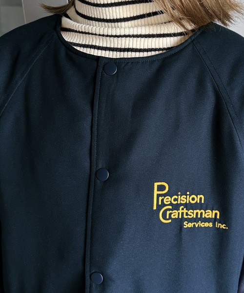 Java（ジャバ）の「《JAVAジャバ 別注》ロゴ刺繍中綿ノーカラーオーバーサイズブルゾン（ブルゾン・レディース・イエロー/ベージュ/ネイビー/ブラック/グリーン・LARGE/MEDIUM/SMALL/X-LARGE）」の6枚目の写真