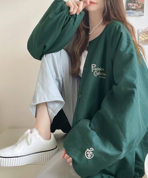 Java（ジャバ）の「《JAVAジャバ 別注》ロゴ刺繍中綿ノーカラーオーバーサイズブルゾン（ブルゾン・レディース・イエロー/ベージュ/ネイビー/ブラック/グリーン・LARGE/MEDIUM/SMALL/X-LARGE）」の8枚目の写真