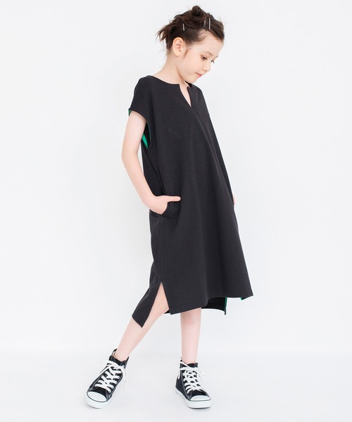 BRANSHES(ブランシェス)の「Vネックロングジャンパースカート(ジャンパースカート・キッズ・ベージュ/ブラック・100/120/130/140/150/110/160)」の2枚目の写真