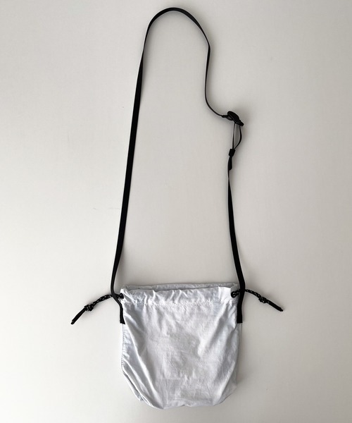 CANAL JEAN（キャナルジーン）の「El mar　2wayナイロンミニ巾着バッグ（ショルダーバッグ・レディース・ホワイト/ブラック・ONE SIZE）」の3枚目の写真