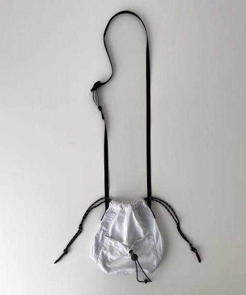 CANAL JEAN（キャナルジーン）の「El mar　2wayナイロンミニ巾着バッグ（ショルダーバッグ・レディース・ホワイト/ブラック・ONE SIZE）」の8枚目の写真