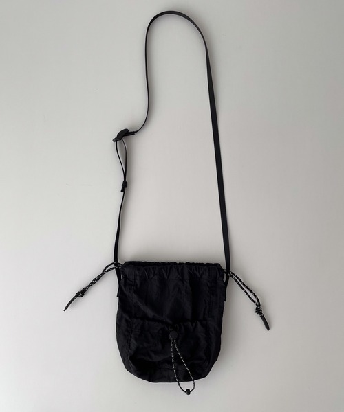 CANAL JEAN（キャナルジーン）の「El mar　2wayナイロンミニ巾着バッグ（ショルダーバッグ・レディース・ホワイト/ブラック・ONE SIZE）」の6枚目の写真