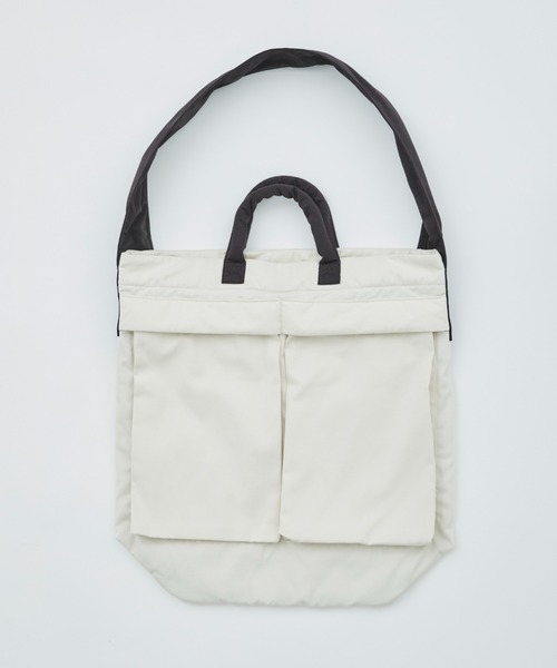 ANEI（アーネイ）の「W.S.H. TOTE 2-TONE QUILT（ショルダーバッグ・メンズ・ホワイト/ブラック/グレー・FREE）」の2枚目の写真