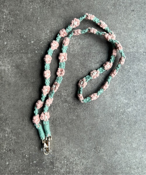 CPCM（シーピーシーエム）の「お花モチーフストラップ（スマホグッズ・レディース・オレンジ/ブラウン/ホワイト/ピンク・FREE）」の2枚目の写真