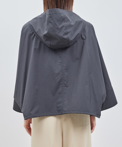 ROPE'（ロペ）の「綿ナイロンワッシャーギャザーマウンテンパーカー【メディア掲載】（マウンテンパーカー・レディース・オフホワイト/ブラック・FREE）」の13枚目の写真