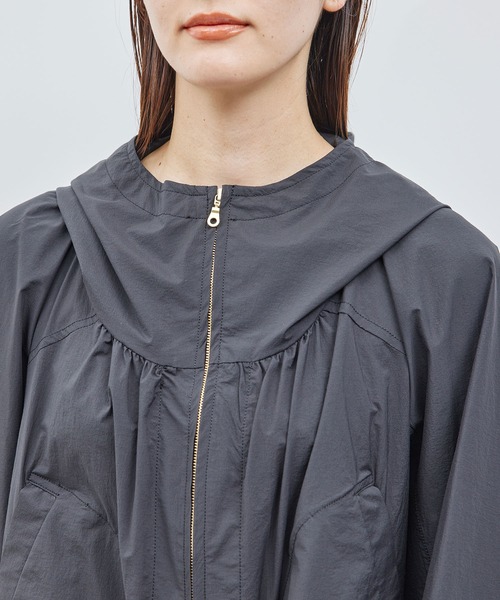 ROPE'（ロペ）の「綿ナイロンワッシャーギャザーマウンテンパーカー【メディア掲載】（マウンテンパーカー・レディース・オフホワイト/ブラック・FREE）」の14枚目の写真