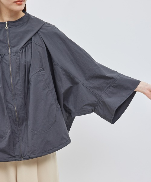 ROPE'（ロペ）の「綿ナイロンワッシャーギャザーマウンテンパーカー【メディア掲載】（マウンテンパーカー・レディース・オフホワイト/ブラック・FREE）」の15枚目の写真