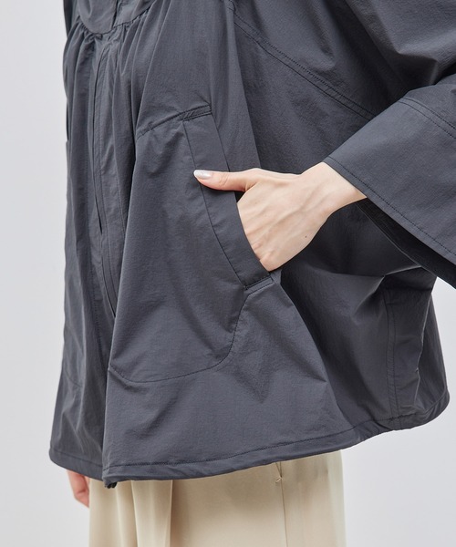 ROPE'（ロペ）の「綿ナイロンワッシャーギャザーマウンテンパーカー【メディア掲載】（マウンテンパーカー・レディース・オフホワイト/ブラック・FREE）」の17枚目の写真