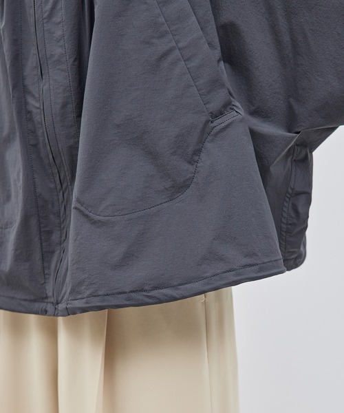 ROPE'（ロペ）の「綿ナイロンワッシャーギャザーマウンテンパーカー【メディア掲載】（マウンテンパーカー・レディース・オフホワイト/ブラック・FREE）」の18枚目の写真